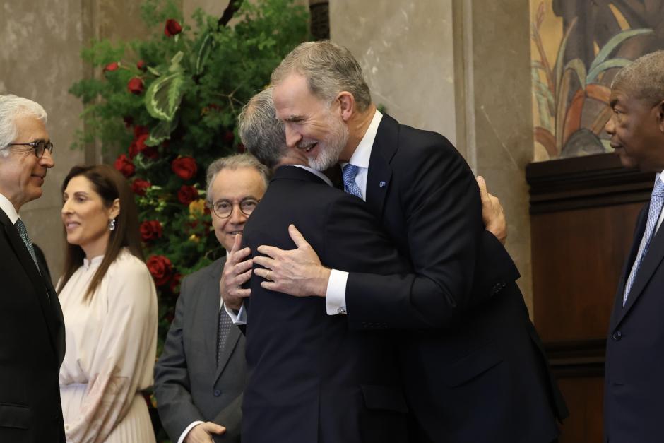 Cariñoso abrazo del Rey al presidente saliente de Portugal, Marcelo Rebelo de Sousa