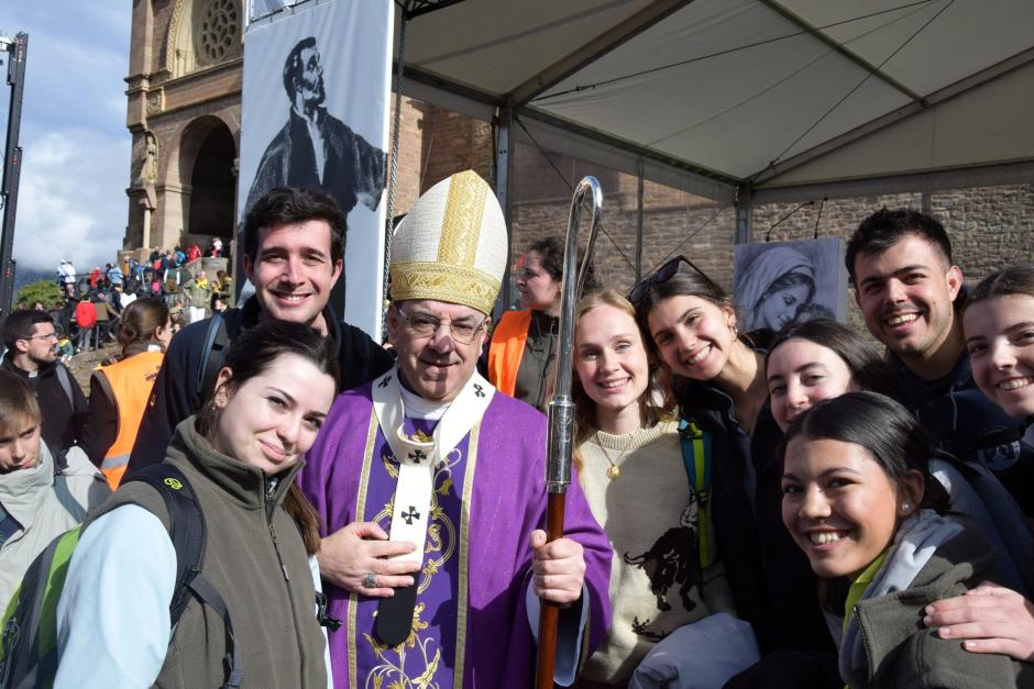 El arzobispo de Pamplona t Tudela con un grupo de jóvenes
