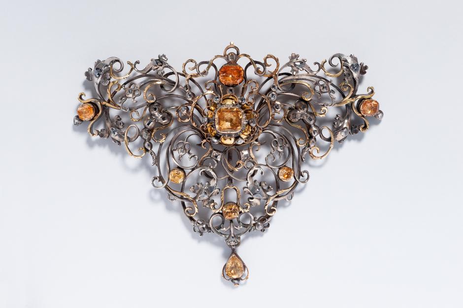 Peto del siglo XVIII, realizado en plata y oro con diamantes, citrinos y topacios (procedente de Portugal)