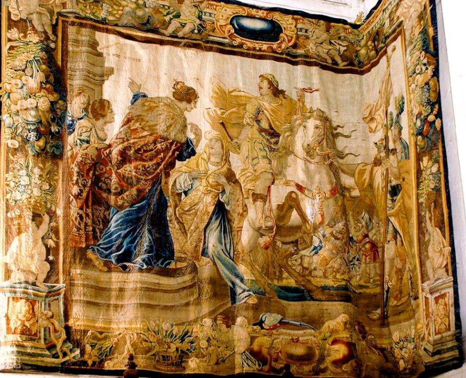 Santa Elena, acompañada de dos damas, dirige la atención de Constantino hacia la refulgente señal aparecida en el cielo