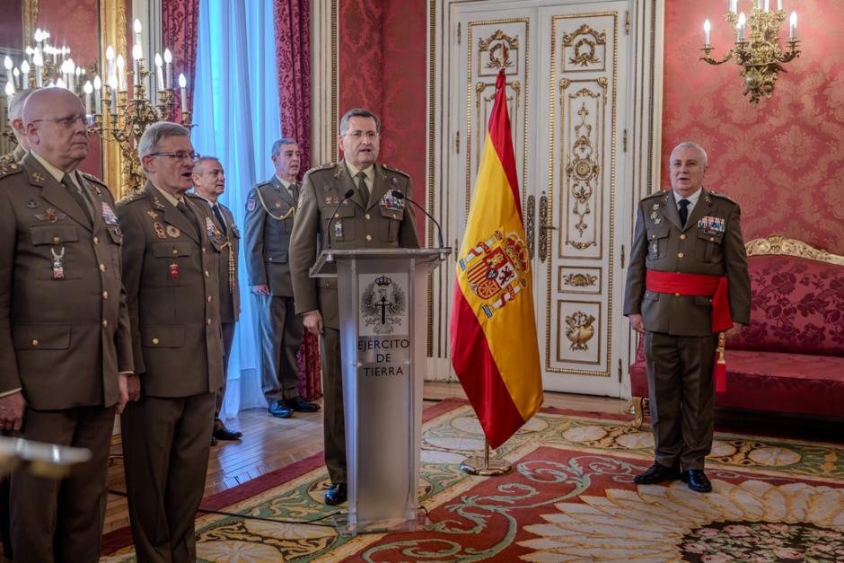 La toma de posesión del teniente general Cabrerizo Calatrava como Segundo Jefe del Estado Mayor del Ejército fue presidida por el general de ejército Amador Enseñat y Berea (JEME)