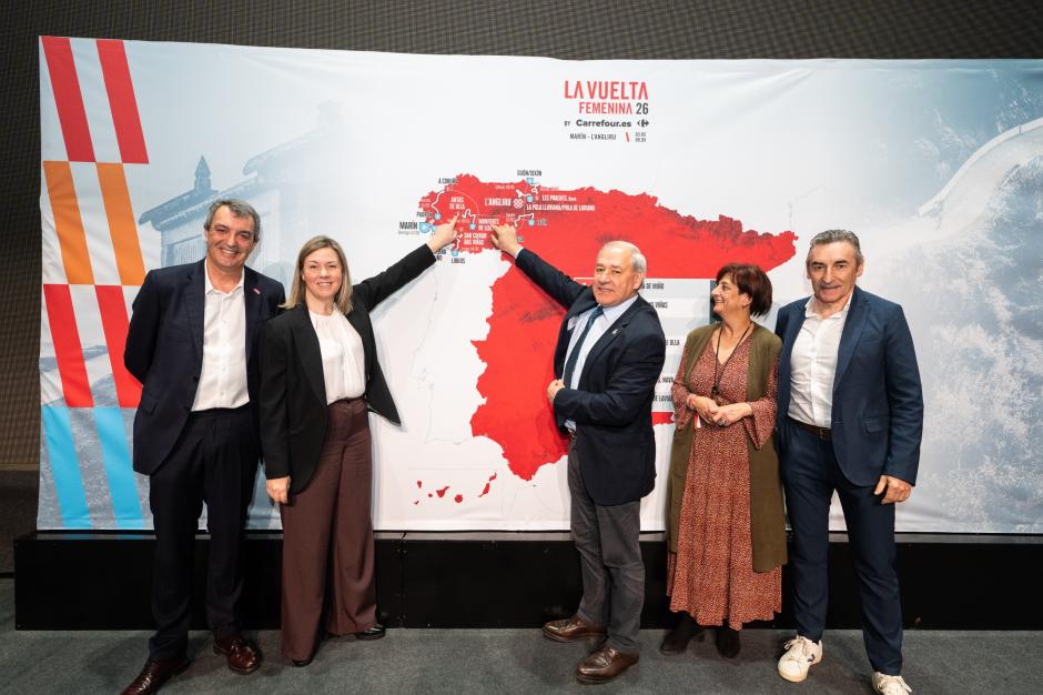 José Tomé junto a la alcaldesa de Antas de Ulla, la también socialista Pilar García