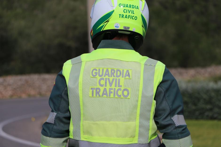Agente en un control de la Guardia Civil de Tráfico