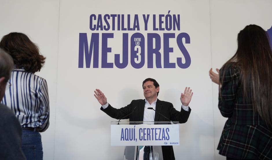 El candidato del PP a la reelección al frente de la Junta, Alfonso Fernández Mañueco, celebra un acto electoral en el Teatro Principal de Burgos