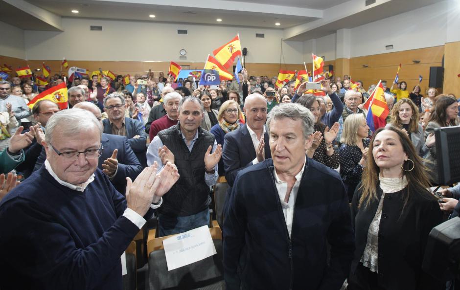 El presidente nacional del PP, Alberto Núñez Feijóo, participa en un acto público en la Casa de la Cultura en Ponferrada
