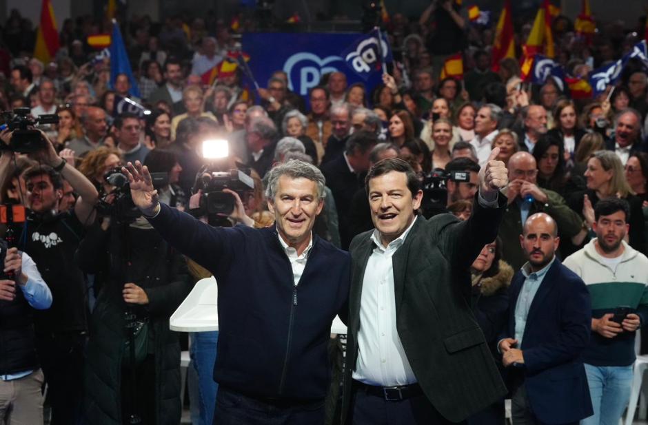 Alberto Núñez Feijóo y Alfonso Fernández Mañueco, en el cierre de campaña