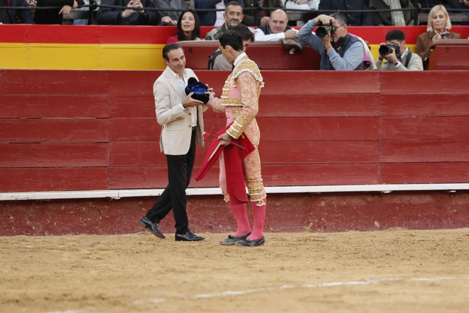Jiménez Fortes brinda su primer toro a Enrique Ponce