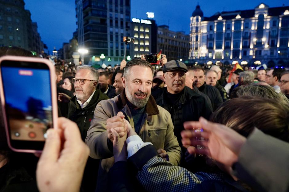 Santiago Abascal saluda a los asistentes al mitin