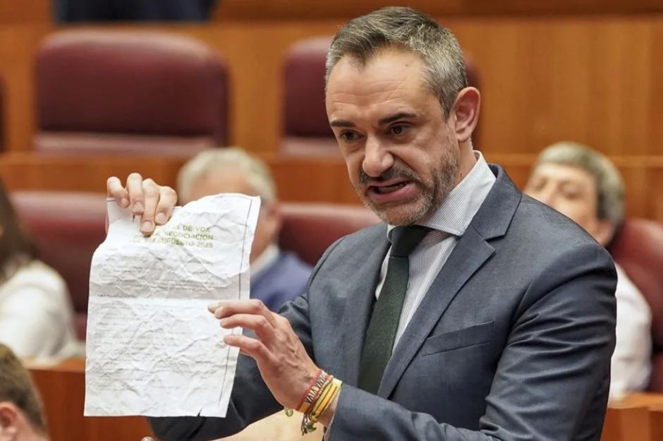El portavoz de Vox en las Cortes, David Hierro, sujeta el acuerdo con Vox arrugado por Mañueco