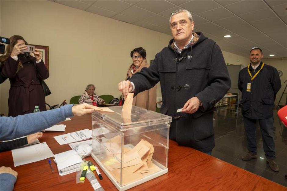 El candidato de Por Ávila, Pedro Pascual, vota en el edificio de Bomberos de Ávila
