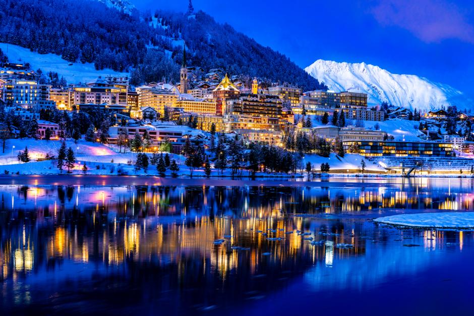 Bonita imagen de St. Moritz de noche