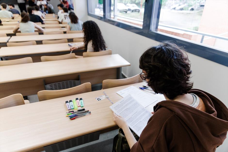 Alumnos durante un examen