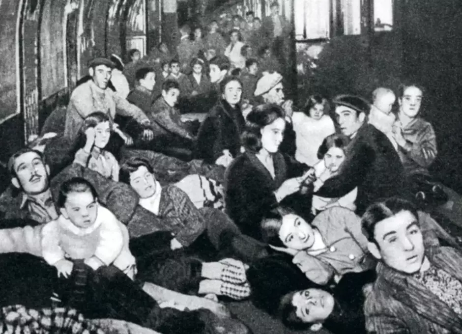 Civiles se refugian de los bombardeos en una estación de Metro, en 1938