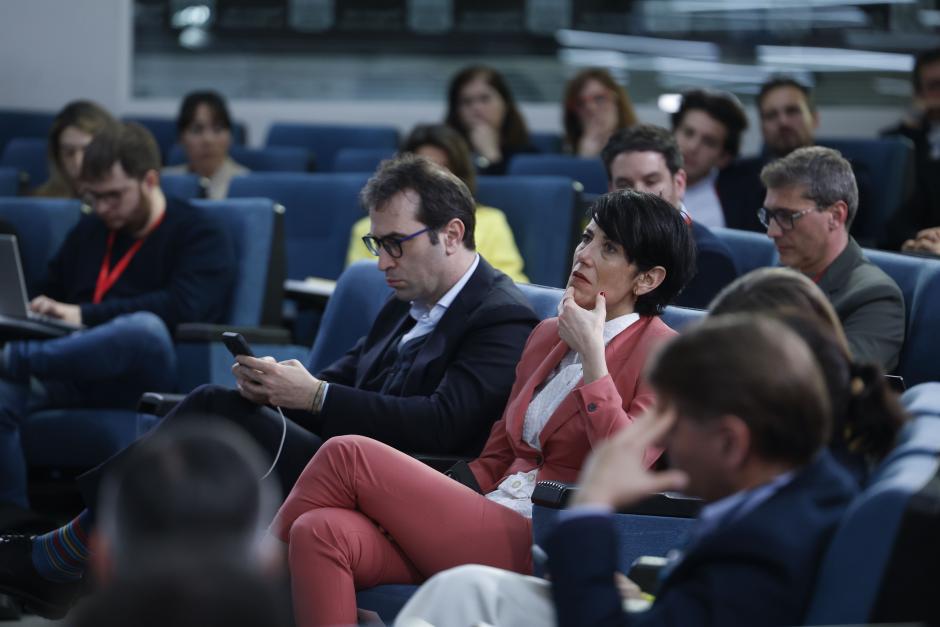 La portavoz del Gobierno y el ministro de Economía, atendiendo a Sánchez