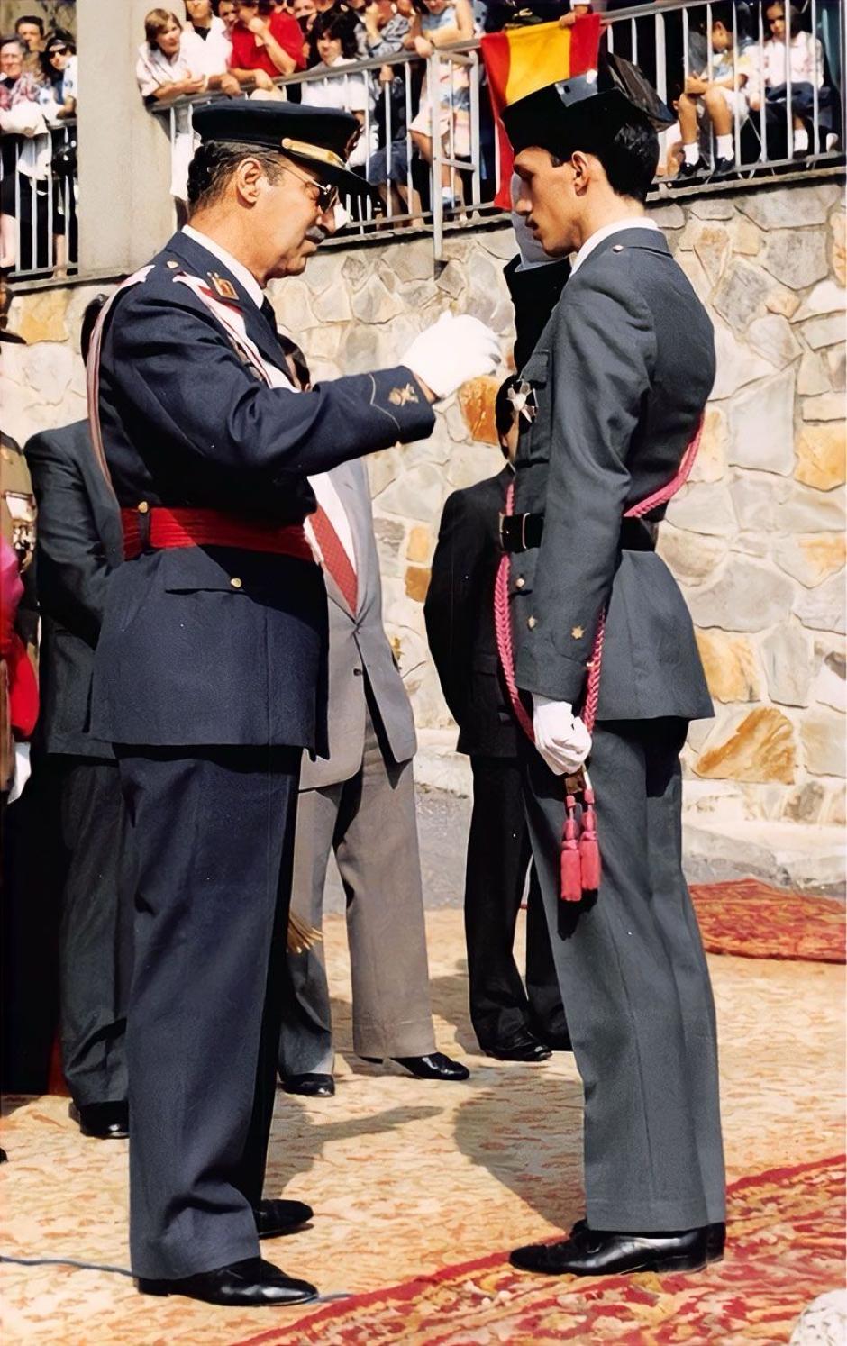 Primera condecoración a Fernando Mora Moret, impuesta por su padre