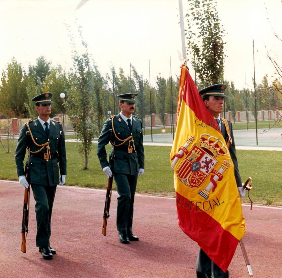 Fernando Mora Moret desfila como abanderado de la Guardia Civil