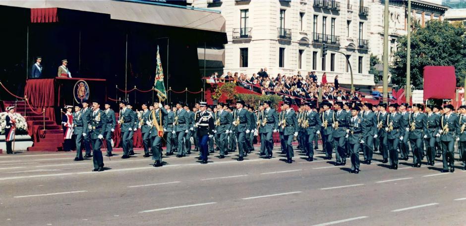 Fernando Mora, mandando la formación de la Academia de Oficiales como profesor el Día de la Fiesta Nacional ante los Reyes