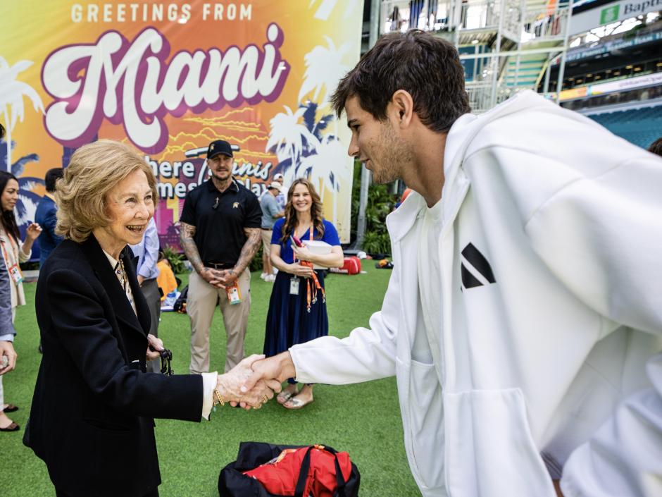 Doña Sofía desea suerte al joven tenista Rafa Jodar