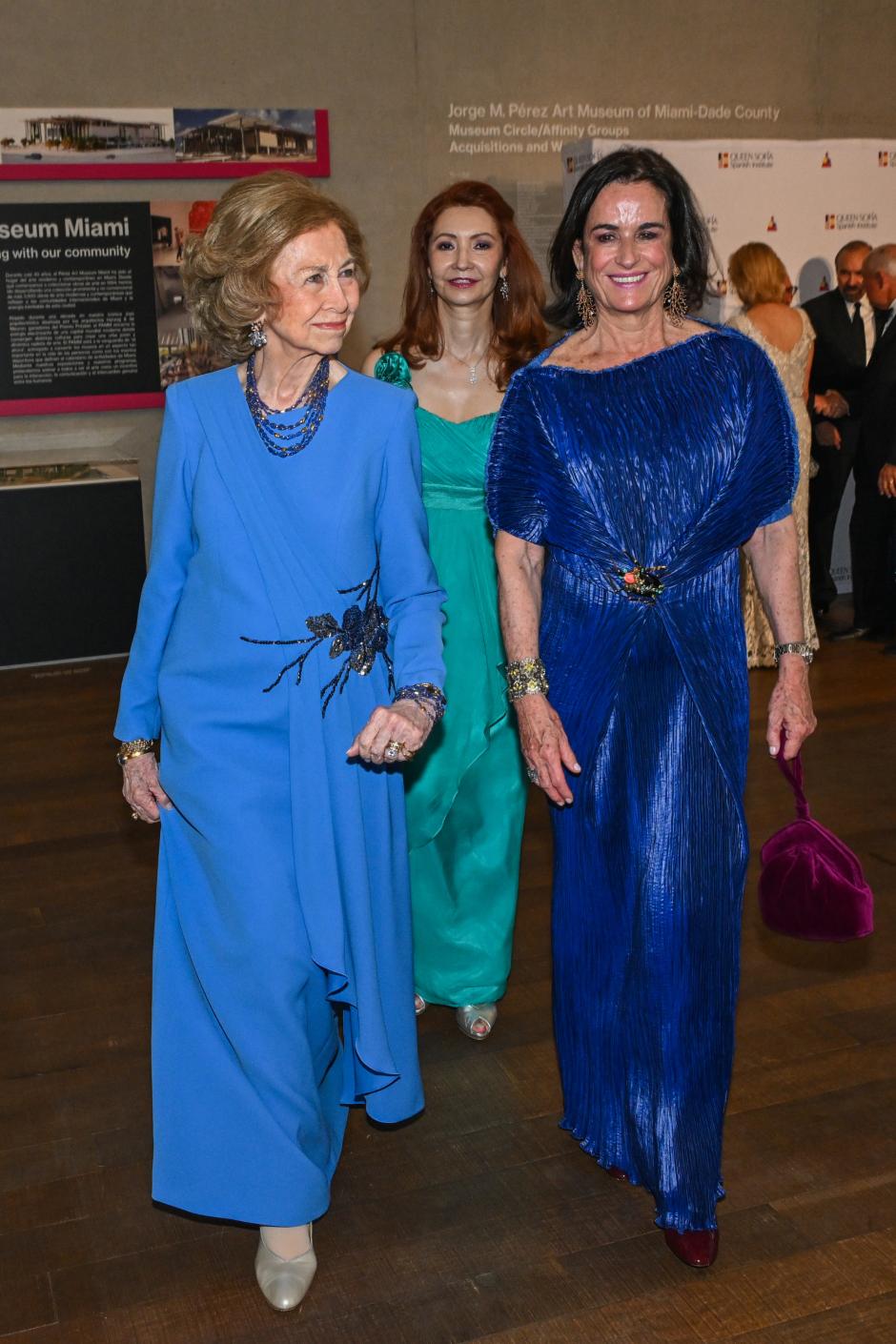 USA9280. MIAMI (ESTADOS UNIDOS), 21/03/2026.- La reina Sofía de España (i) camina junto a la presidenta del Consejo de Administración del Queen Sofía Spanish Institute (QSSI), Pilar Lladó (d), y la cónsul general de España en Miami, Belén Alfaro Hernández?????, a su llegada a la entrega de los Premios Sofía a la Excelencia este sábado, en el Pérez Art Museum Miami (PAMM) en Miami (EE.UU). La reina Sofía de España presidió la entrega de los premios, en los que fueron distinguidas dos parejas de empresarios latinos, durante una jornada en la que también visitó las instalaciones del Masters 1000 de Miami, donde saludó a los tenistas españoles Carlos Alcaraz y Rafael Jódar. EFE/Giorgio Viera