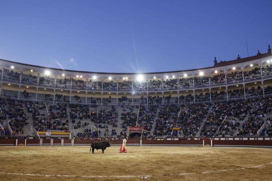 Aspecto de Las Ventas este domingo en el estreno de la temporada, que coincidía con un derbi madrileño en el Santiago Bernabéu