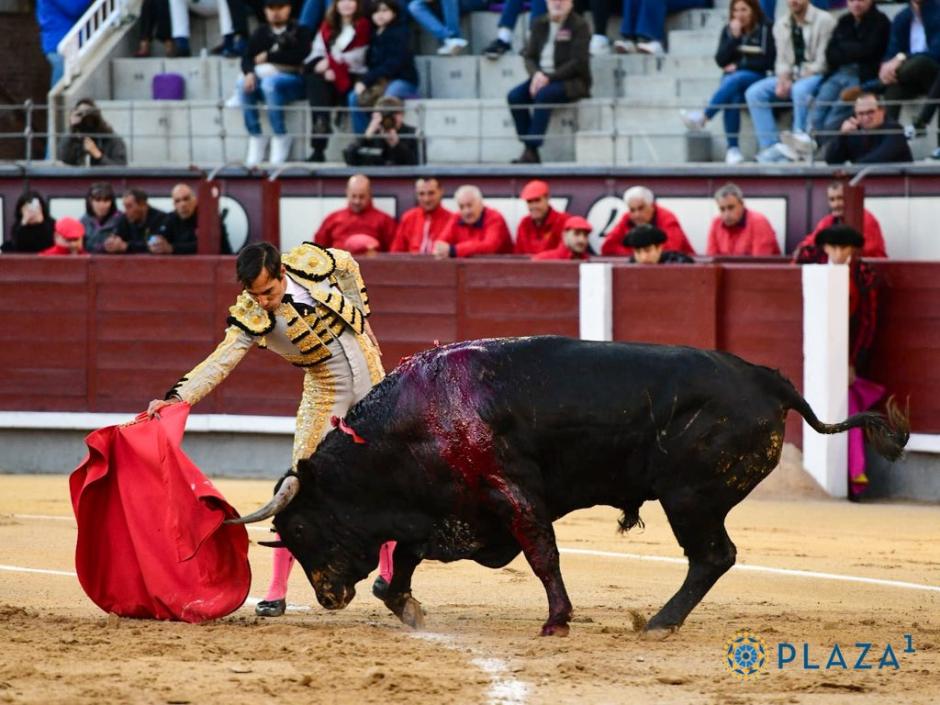 Gómez del Pilar, con la muleta ante el primero de su lote