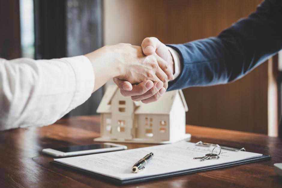 Firma de un contrato de alquiler o compra de vivienda