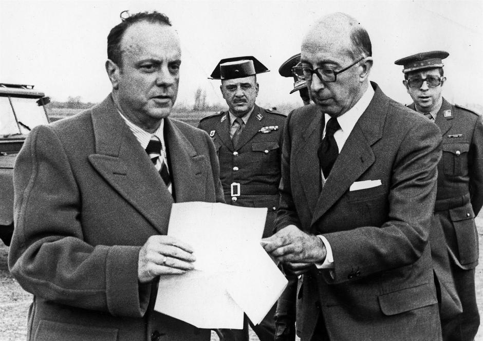 El Vicepresidente para Interior y Gobernación, Manuel Fraga Iribarne (iz) es recibido por el gobernador civil de la provincia Landin Carrasco, a su llegada a la ciudad para visitar a los heridos en los enfrentamientos