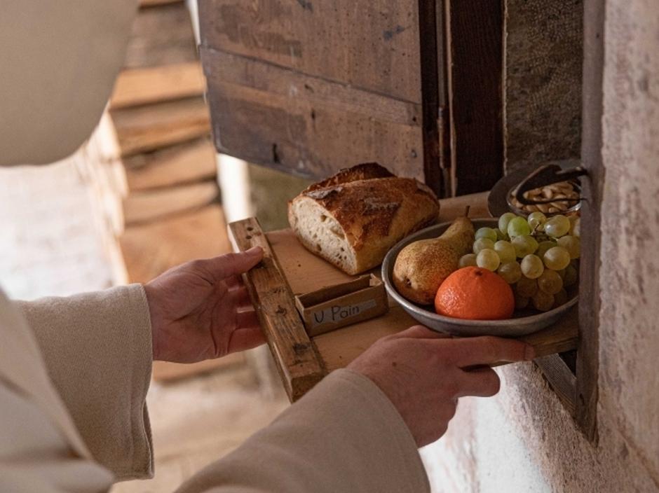 Los cartujos nunca comen carne, y su cena siete meses al año es pan con una bebida