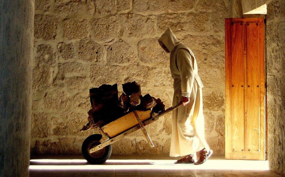 En invierno varios monjes cartujos recogen leña para calefactar el recinto