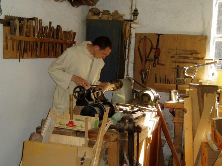 UN cartujo hace mucho trabajo manual en su jornada habitual