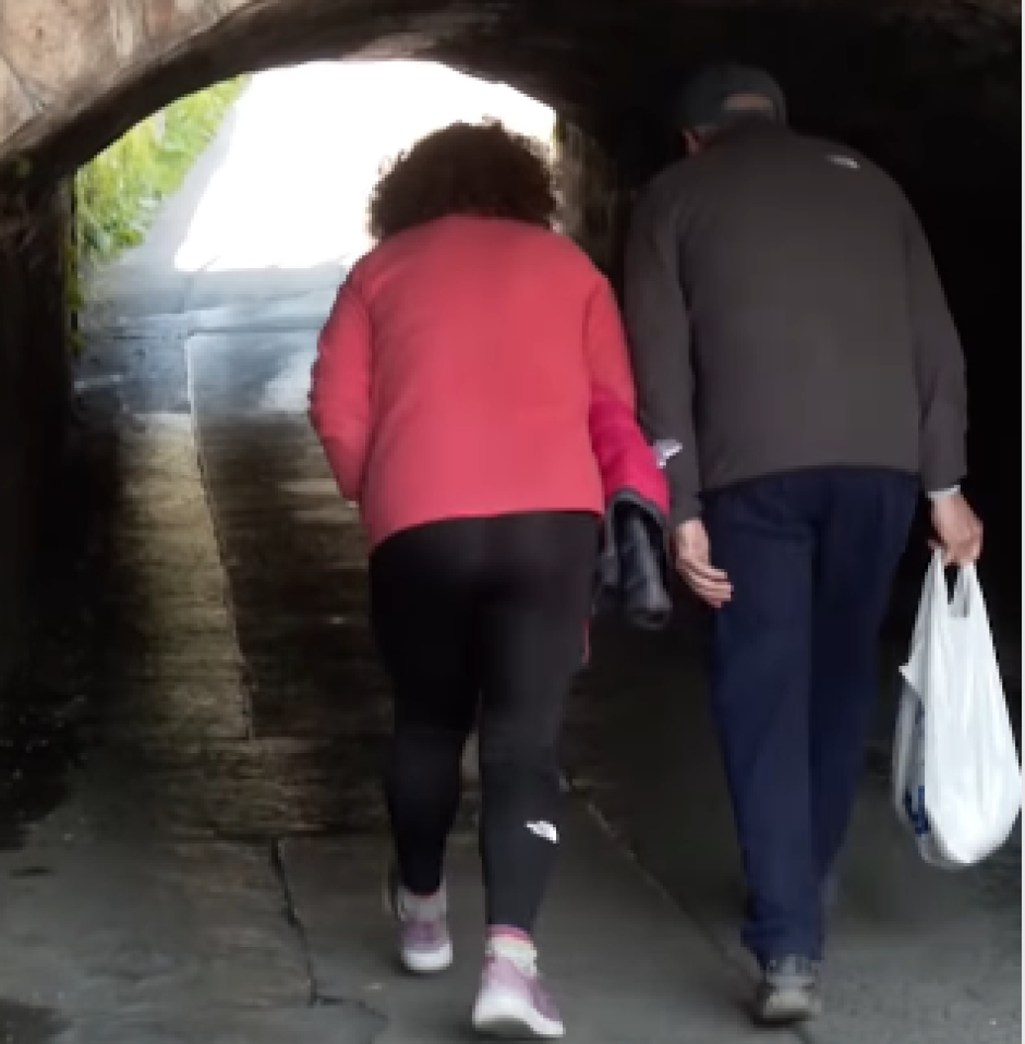 Los peatones tienen que pasar agachados