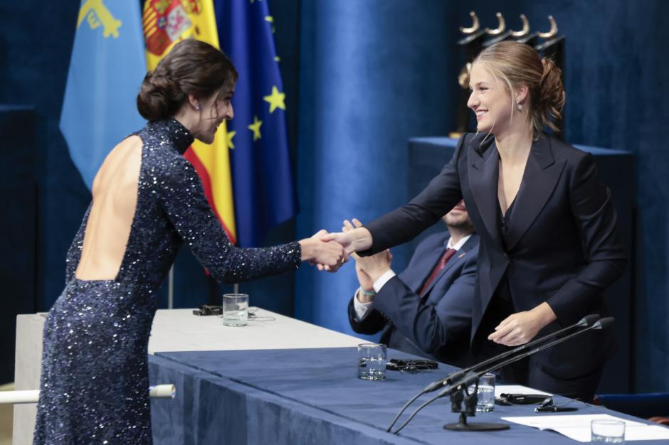 Leonor de Borbón  entrega el premio a Carolina Marin  el 25 de octubre de 2024.