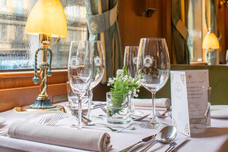 Mesa a bordo lista para los comensales