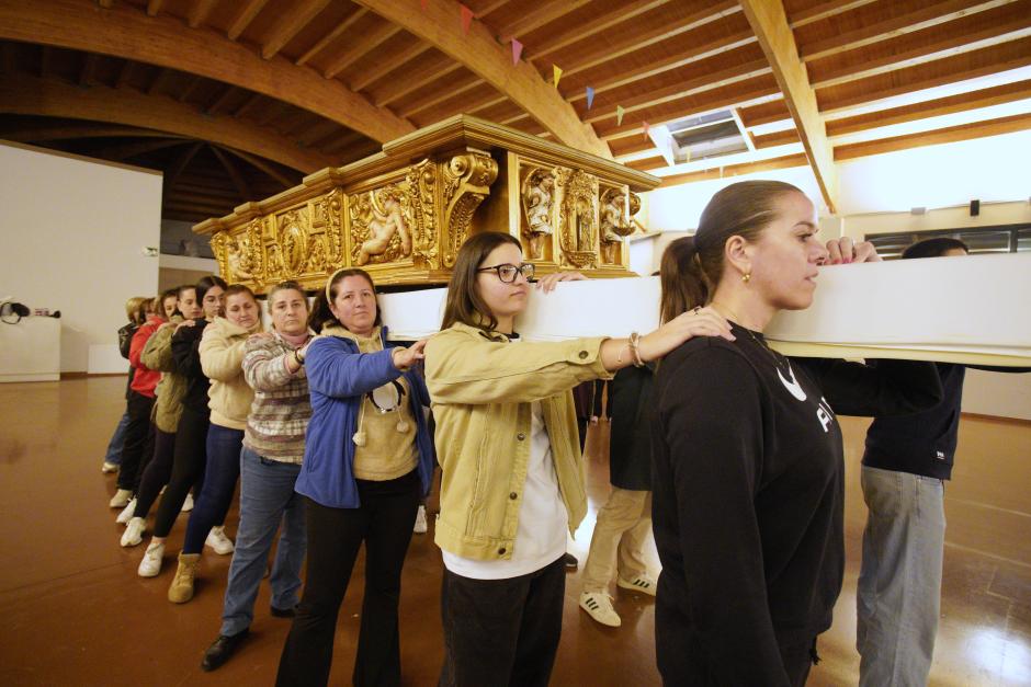 Ensayo de la cofradía del Santo Cristo de la Plaza de Cacabelos (León), en la que procesionan mujeres