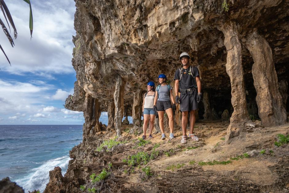 Turistas en la isla Rurutu, la más septentrional del archipiélago de las Islas Australes