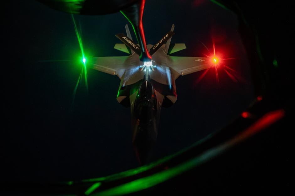 Un caza F-35 Lightning II de Estados Unidos realiza un repostaje de combustible en vuelo