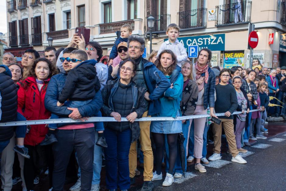 Calle peatonalizada por procesión de Semana Santa