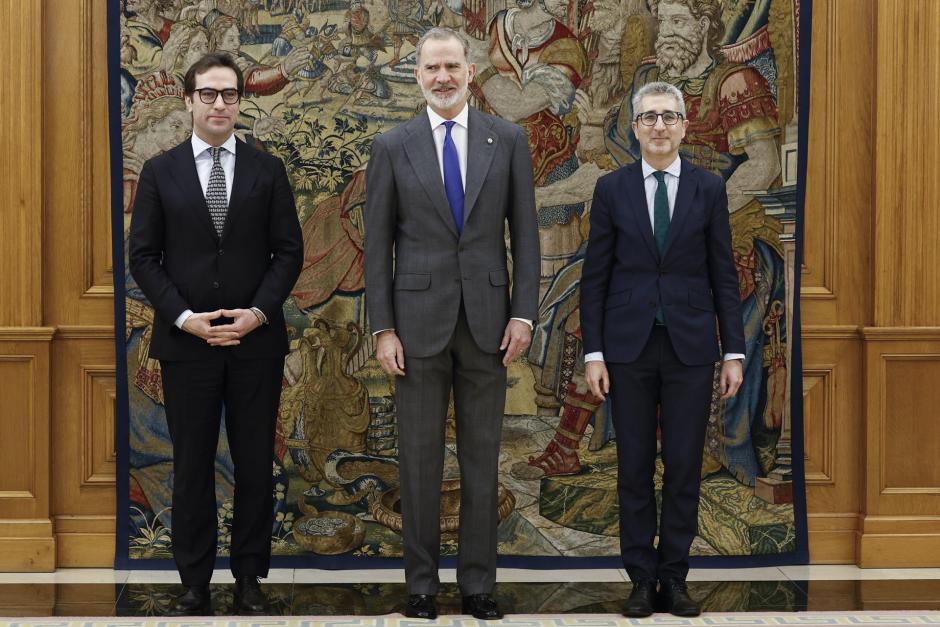 El rey Felipe VI posa con el nuevo vicepresidente primero del Gobierno, Carlos Cuerpo y el nuevo ministro de Hacienda, Arcadi España