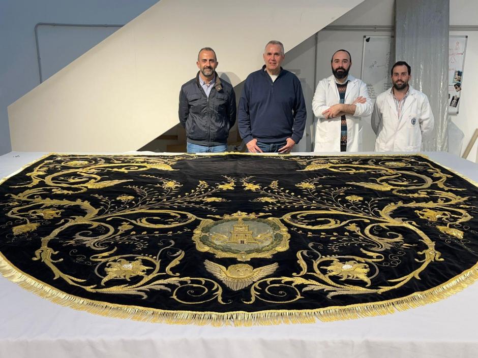 Los restauradores del manto. Cyrta Sevilla