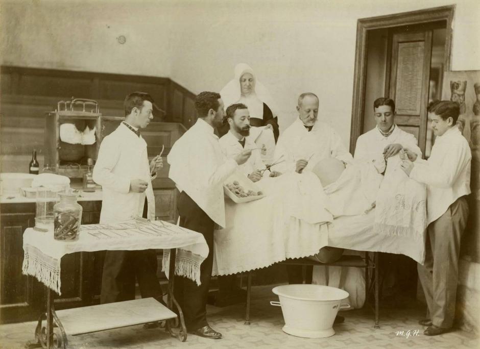 Una de las primeras cesáreas de Europa. Ayuda un jovencísimo Javier Casares estudiante de Medicina en 1897