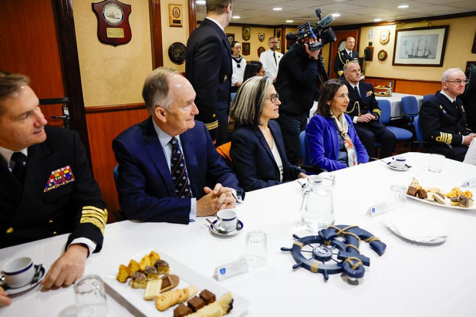 La ministra de Defensa Margarita Robles a bordo de la F-102 acompañada por el almirante general Teodoro López Calderón, jefe de Estado Mayor de la Defensa, así como por el almirante Juan Francisco Martínez Núñez, secretario general de Política de Defensa y el teniente general José Antonio Agüero Martínez, comandante del Mando de Operaciones