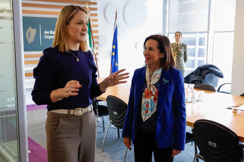 La ministra de Defensa, Margarita Robles, mantiene un encuentro bilateral con su homóloga irlandesa, Helen McEntee