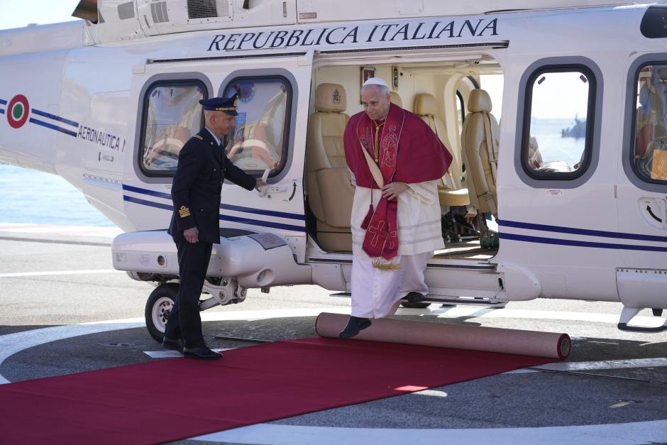 León XIV desciende de su helicóptero al llegar a la pista del helipuerto de Mónaco