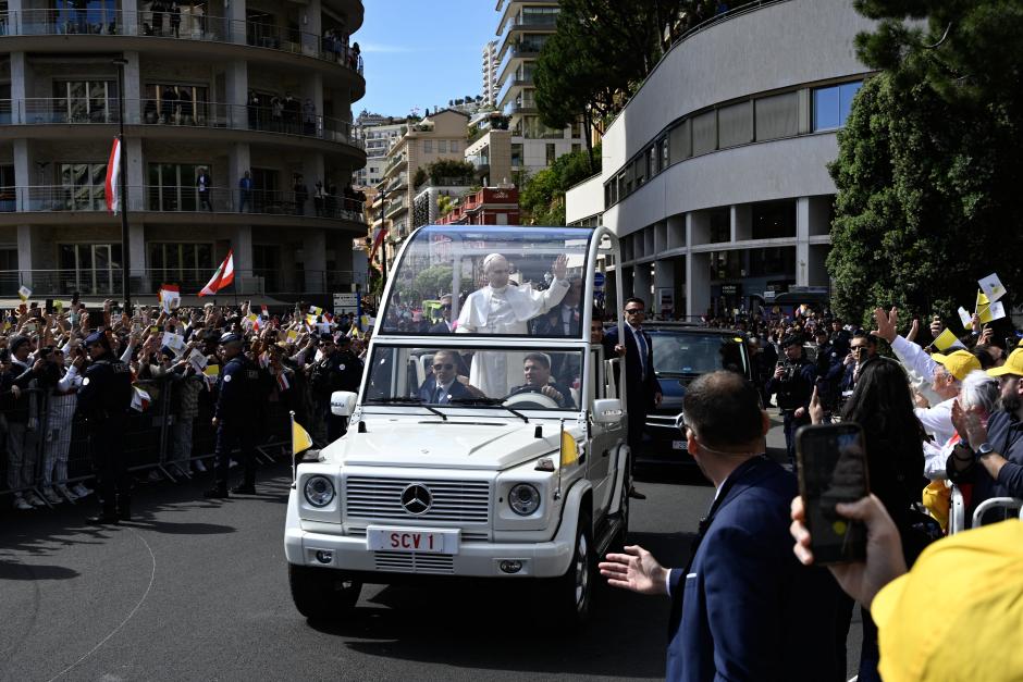 León XIV llega para reunirse con jóvenes y catecúmenos en la iglesia de Sainte-Devote