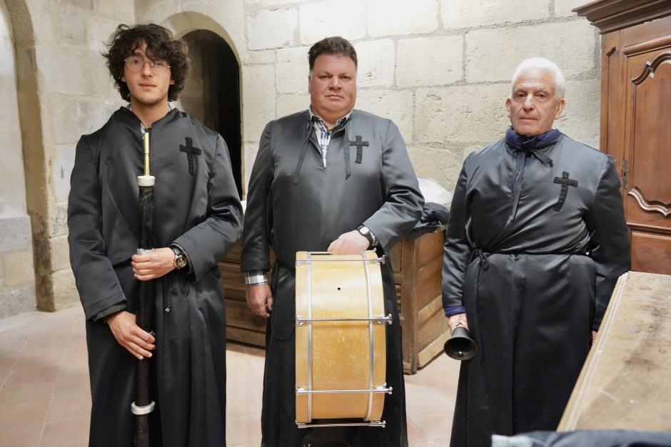 Procesión de ‘Los Negros’ en Bonilla de la Sierra. Luis Fernández (esquila), José Blázquez (tambor) y Carlos Jiménez (fagot) son los tres cofrades que salen en la procesión de Los Negros