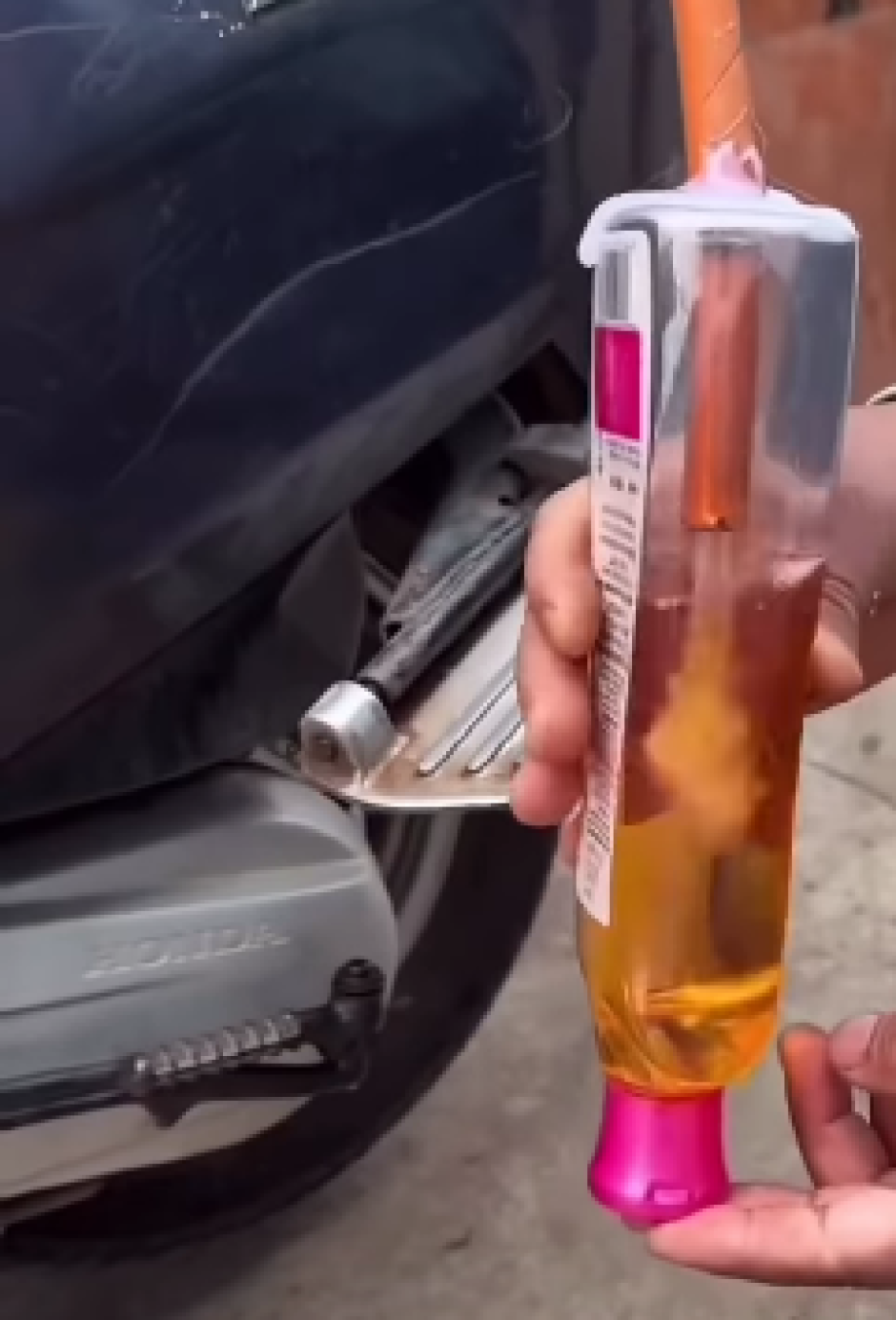 El bote hace de bomba para extraer el carburante