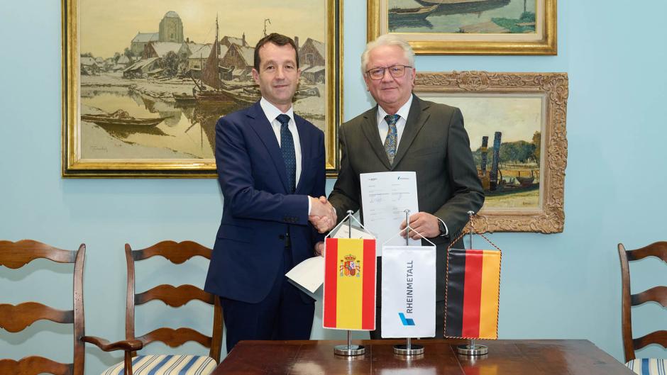 El presidente ejecutivo de Indra, Ángel Escribano, y el consejero delegado de Rheinmetall, Armin Papperger, cierran un acuerdo