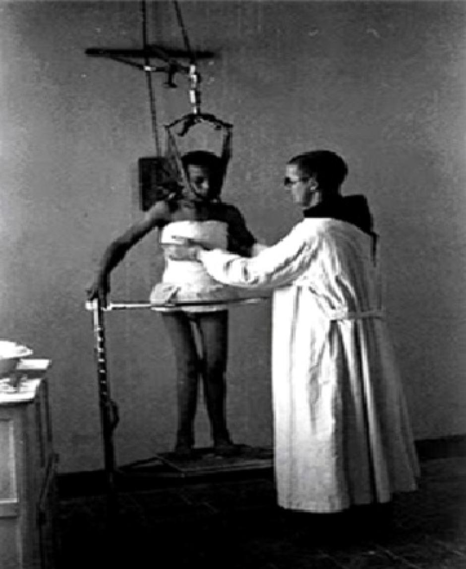 Colocación de una escayola a un chico operado de columna