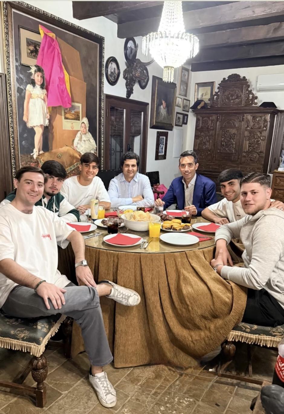 Morante con su hijo y sus amigos