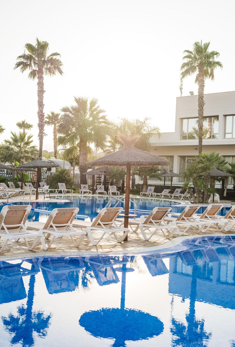 Imagen de la piscina principal del camping